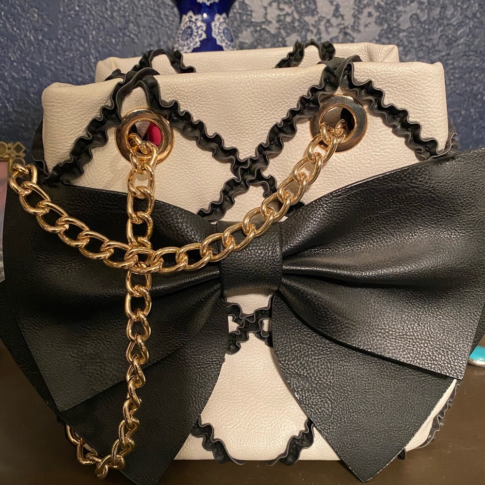 Small Betsy Johnson draw string purse